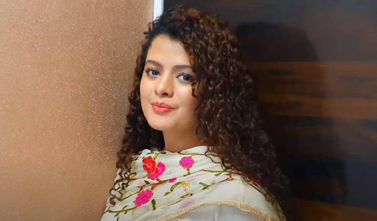 Ishq Meetha Song Lyrics Hindi (2020) – Palak Muchhal इश्क मीठा Ishq Meetha Song Lyrics Hindi - Palak Muchhal
